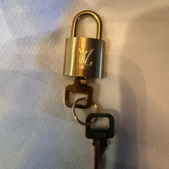 Authentic Louis Vuitton brass lock and key perfect for your Louis Vuitton set - Picture 2 of 5